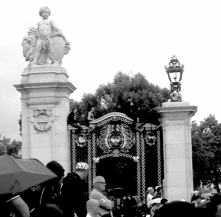 Zuschauer auf den Toren des Buckingham Palace